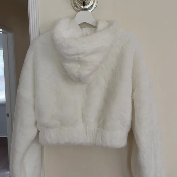 short fur coat, white fur jacket - Picture 8 of 8